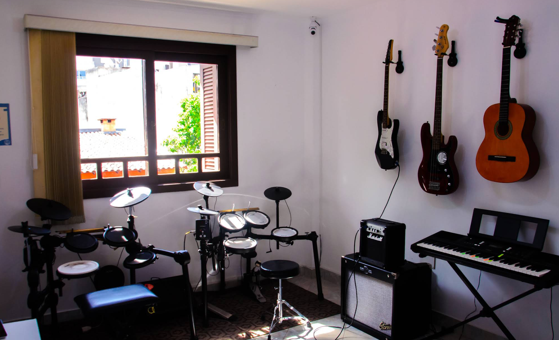 Sala de bateria e guitarras da Musi