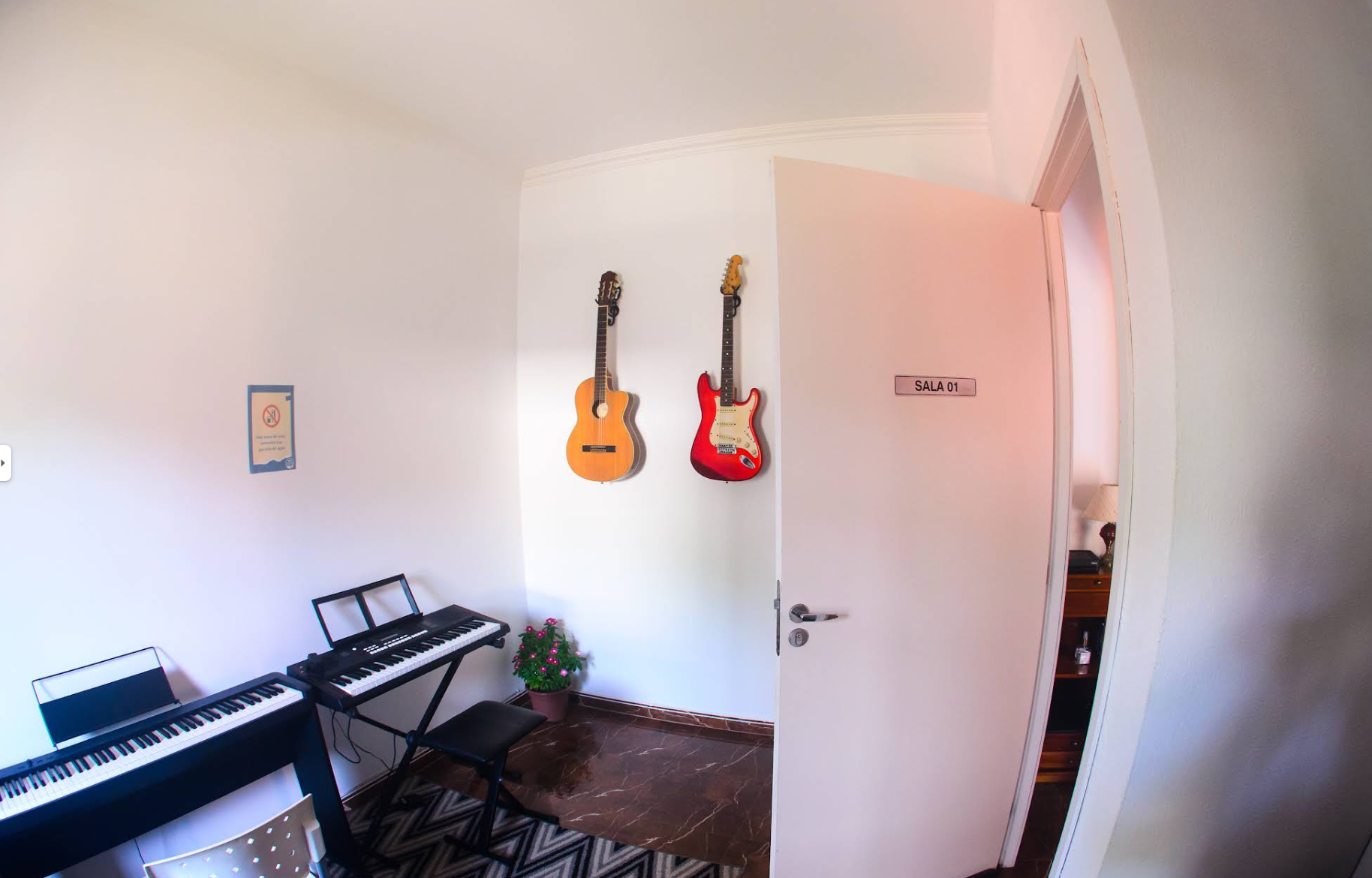 Sala de violões e teclado